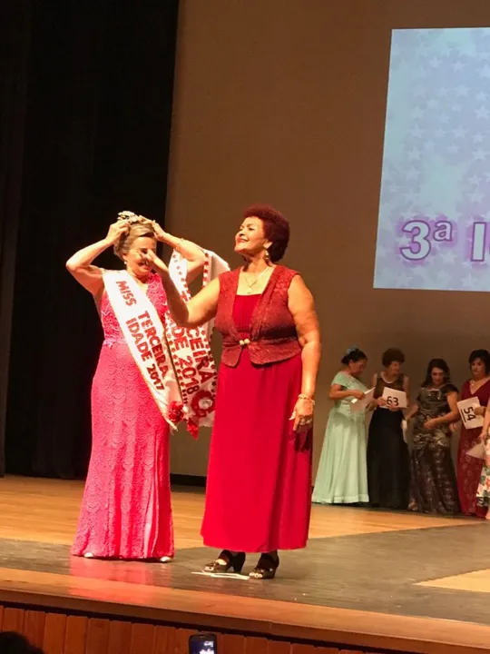 Miss Apucarana Terceira Idade 2018, Donatilla Pereira recebeu a faixa da sua antecessora, Sueli Matos - Fernanda Neme