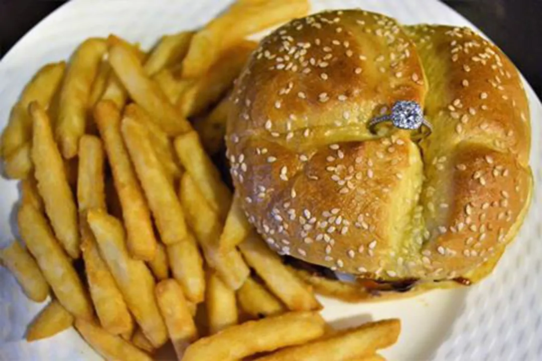 Restaurante oferece hambúrguer com anel de noivado no Dia dos Namorados nos EUA (Foto: Pauli's Northend/Facebook)
