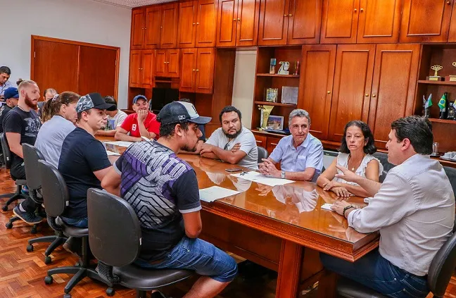 O prefeito em exercício, Junior da Femac, recepcionou os músicos - Foto Divulgação