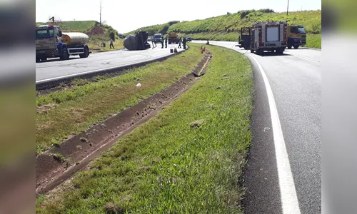 BR-369 é interditada após tombamento de carreta com 42 mi litros de álcool
