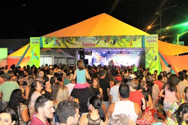 Carnaval reuniu milhares de pessoas no ano passado na Avenida Arapongas - Foto: Arquivo