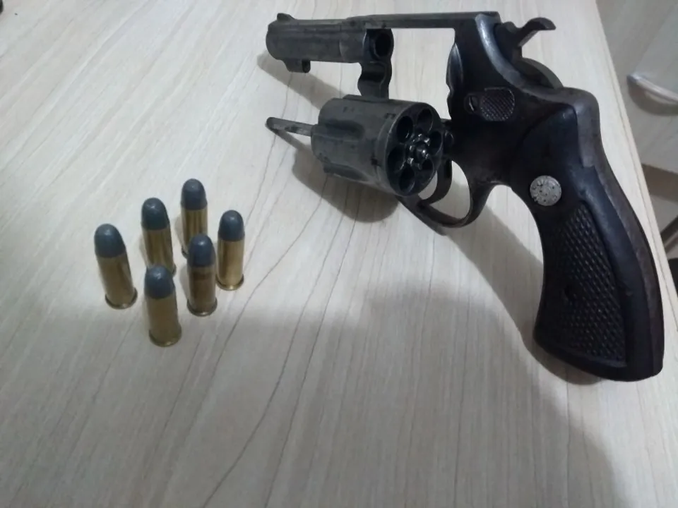 Arma e seis munições apreendidas com o suspeitos. Foto: Polícia Militar