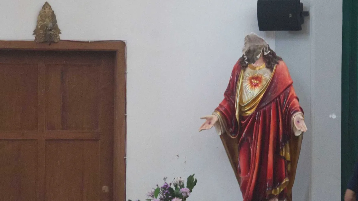 O agressor também destruiu as estátuas de Jesus e Maria - Foto - DR