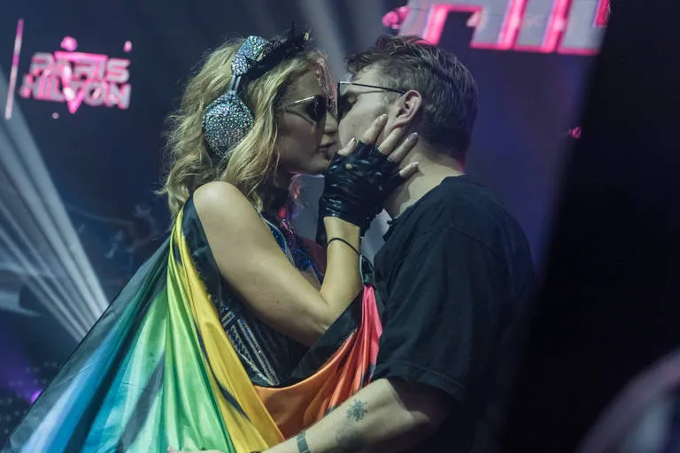 Ao lado do noivo, Paris Hilton se apresenta como DJ no Carnaval de Salvador