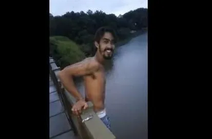 Rapaz é filmado pulando de ponte no Paraná momento antes de morrer​ - Foto: Reprodução