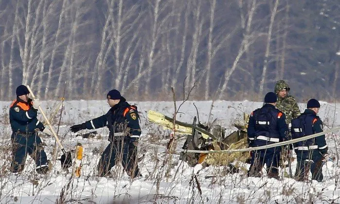 Destroços do An-148 da Saratov Airlines, que caiu nos arredores de Moscou com 71 pessoas a bordo - Alexander Zemlianichenko / AP