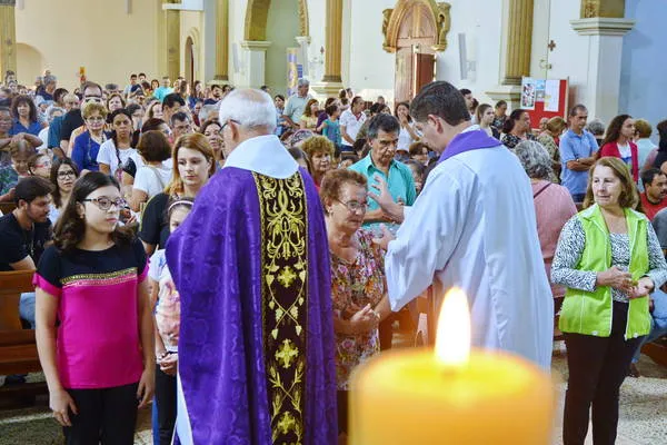 Centenas de pessoas lotaram Catedral de Apucarana na celebração da tarde de quarta-feira (Foto Sérgio Rodrigo)