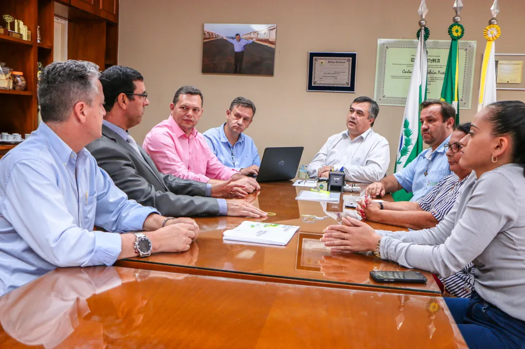 Prefeitura e Sindicato discutem reajuste salarial dos servidores em Apucarana durante reunião nesta quarta (14) à tarde - Foto: Josias Profeta