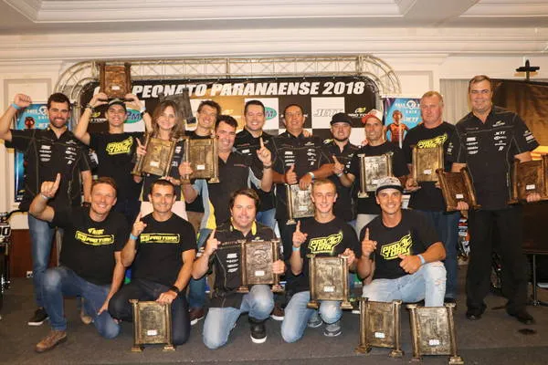 Pilotos campeões paranaenses em várias categorias foram premiados em Curitiba - Foto: Divulgação