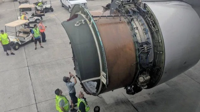Motor do avião da United Airlines ficou destruído Foto: Reprodução/Twitter/Erik Haddad