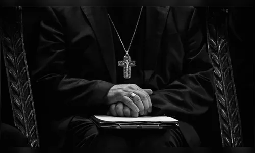 Polícia pede ajuda a religiosos para exorcizar residência