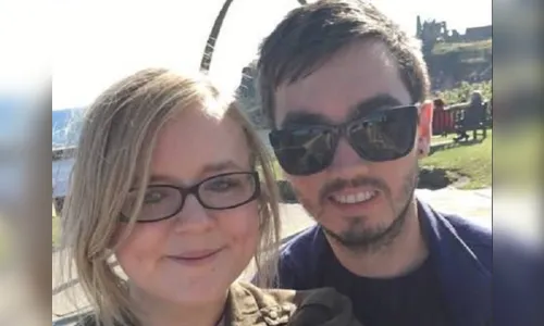 
							Casal viaja 540 quilômetros para assistir show da banda errada
						
						