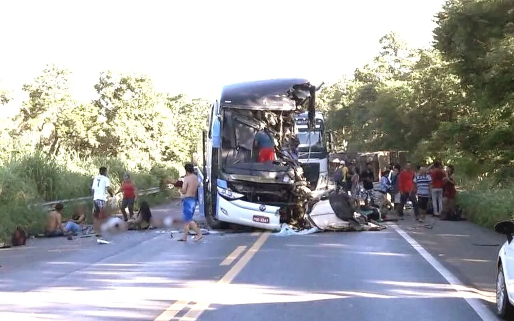 Ônibus e carreta se envolvem em acidente grave e deixam mortos e feridos na BR-020 (Foto: PM-DF/Divulgação)