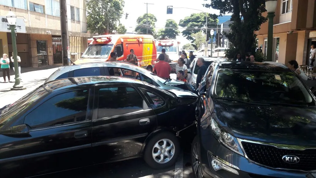 Condutora do Citroen disse que perdeu o controle da direção ao sair de um estacionamento. Foto: Sérgio Rodrigo