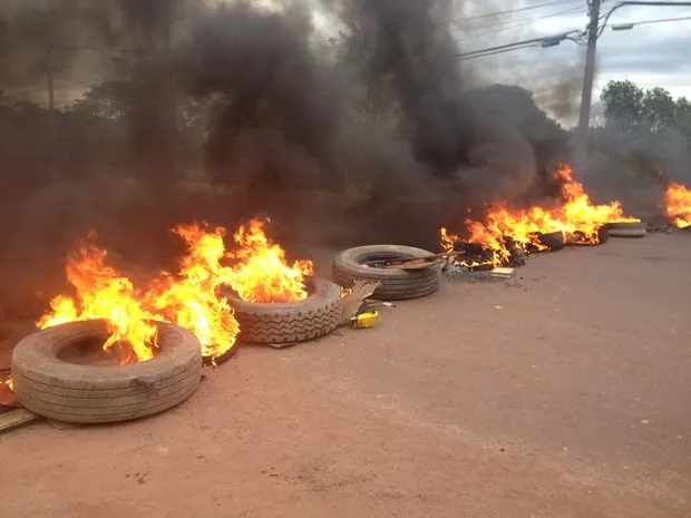 Objetos foram queimados durante protesto Foto: Gabriel Dias/G1/imagem ilustrativa