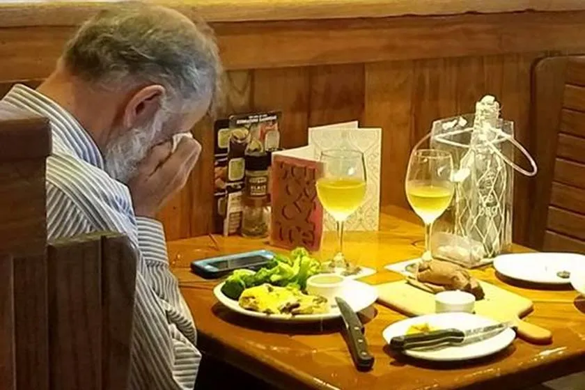 No Dia dos Namorados, homem almoça com cinzas da mulher e foto comove internautas - Foto: Reprodução/Facebook