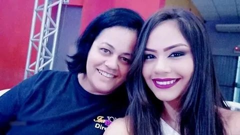 Mãe sempre acompanhava a garota nos compromissos para o canal do Youtube. Foto: Reprodução/Facebook