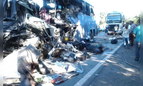 
							Ônibus e carretas se envolvem em acidente grave e deixam mortos e feridos
						
						