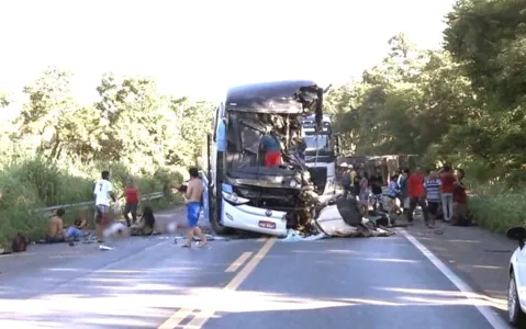 Ônibus e carreta se envolvem em acidente grave e deixam mortos e feridos na BR-020 (Foto: PM-DF/Divulgação)