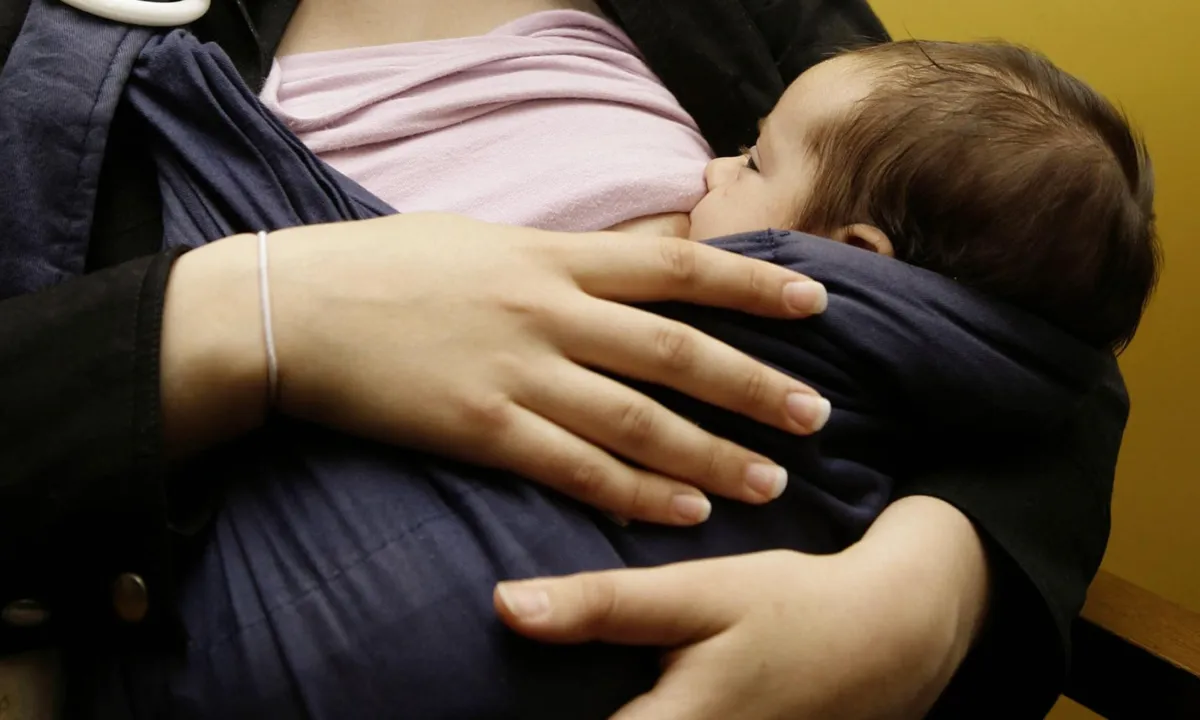 Relatório sobre mulher trans que produz leite e amamenta bebê foi publicado na revista Transgender Health - Foto: Yui Mok / PA / The Guardian
