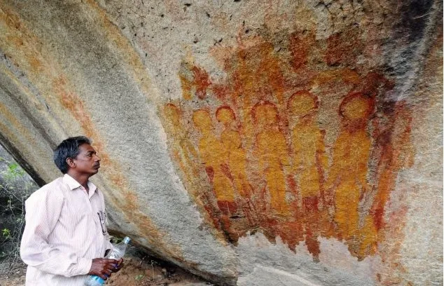 Uma das antigas pinturas rupestres esculpidas em cavernas em Charama, na Índia - Foto: Amit Bhardwaj/Indiantimes​