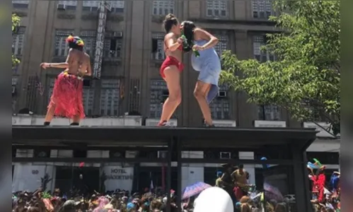 Atriz global é criticada após foto com namorada em cima de ponto de ônibus