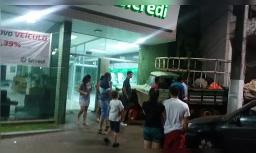 Caminhonete sem freios atinge a porta de cooperativa em Jandaia do Sul