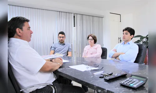 Prefeito recebe visita de assessor de mercado da Fomento-PR