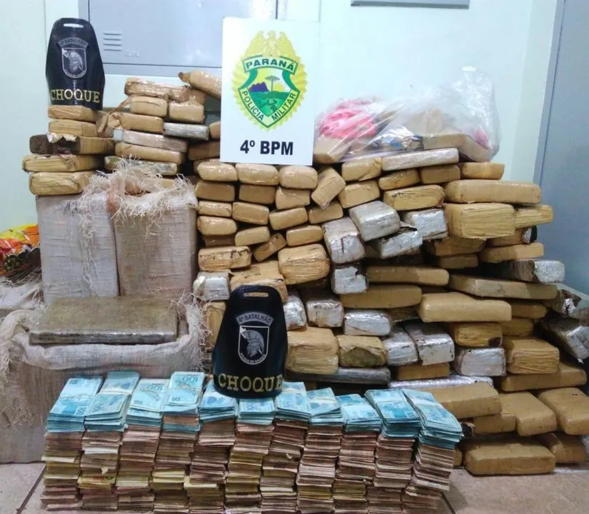 Mais de R$ 500 mil e 369 quilos de maconha foram apreendidos pela polícia após denúncia (Foto: Polícia Militar/Divulgação)