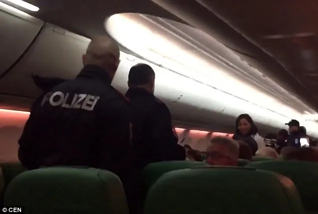 Um vídeo publicado nas redes sociais mostra a polícia entrando em avião que ia de Dubai para Amsterdã após desvio de rota para Viena - FOTO CEN