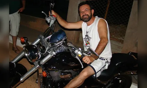 Professor morre após levar choque elétrico ao cortar grama no quintal de casa