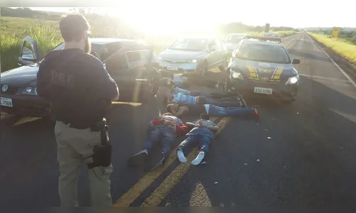 PRF intercepta comboio, recupera quatro carros roubados e prende sete suspeitos