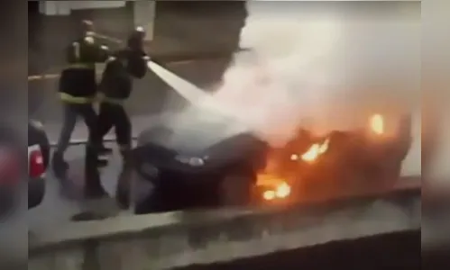 Homem ateia fogo em carro de amante da mulher após descobrir traição; veja vídeo