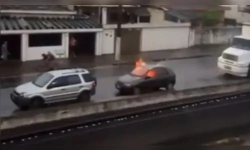 
							Homem ateia fogo em carro de amante da mulher após descobrir traição; veja vídeo
						
						