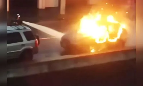
							Homem ateia fogo em carro de amante da mulher após descobrir traição; veja vídeo
						
						