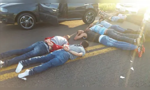 
							PRF intercepta comboio, recupera quatro carros roubados e prende sete suspeitos
						
						