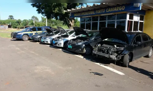 
							PRF intercepta comboio, recupera quatro carros roubados e prende sete suspeitos
						
						