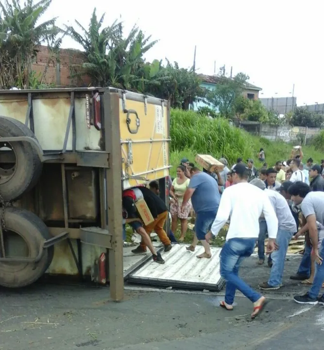 Cerca de duas mil pessoas saquearam a carga neste domingo (18) -  (Foto: Polícia Rodoviária Estadual/Divulgação)