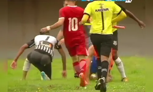 
							Gandula é espancado por jogador e clássico termina em confusão; veja vídeo
						
						