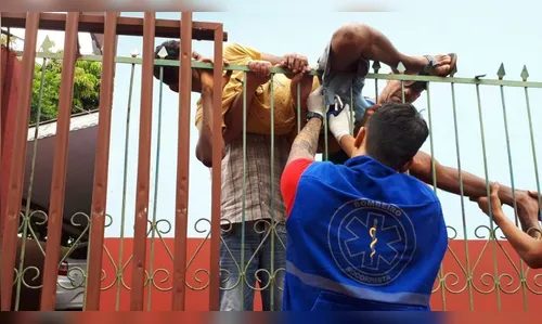 Bombeiros resgatam homem enroscado durante uma hora em grade de proteção de imóvel