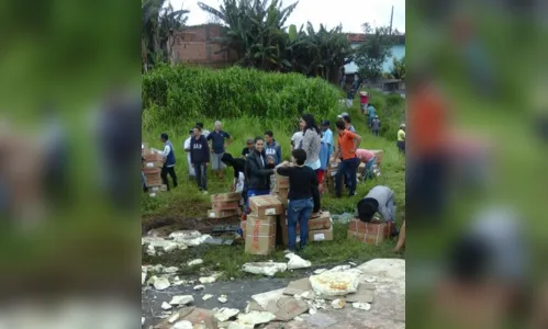 
							Carreta com 27 toneladas de carne é saqueada por 2 mil pessoas após acidente
						
						