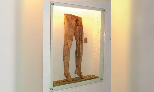 Conheça a lenda da calça feita de pele humana para atrair fortuna