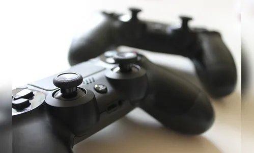 Duas crianças são feridas a tiros enquanto jogavam videogame dentro de casa