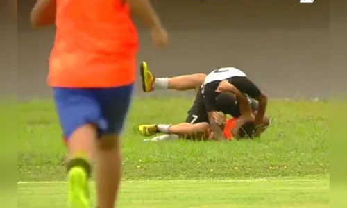 
							Gandula é espancado por jogador e clássico termina em confusão; veja vídeo
						
						