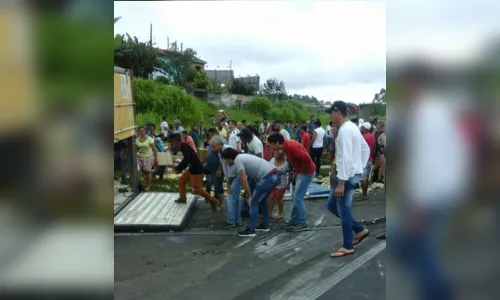 
							Carreta com 27 toneladas de carne é saqueada por 2 mil pessoas após acidente
						
						