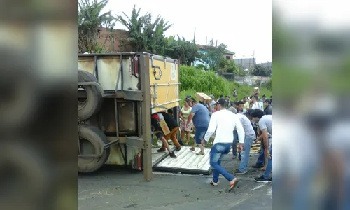 Carreta com 27 toneladas de carne é saqueada por 2 mil pessoas após acidente