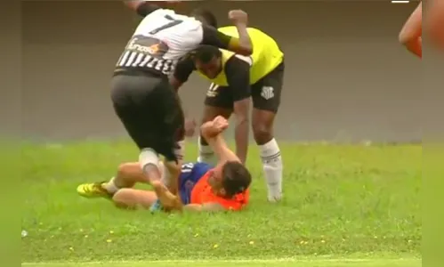 
							Gandula é espancado por jogador e clássico termina em confusão; veja vídeo
						
						