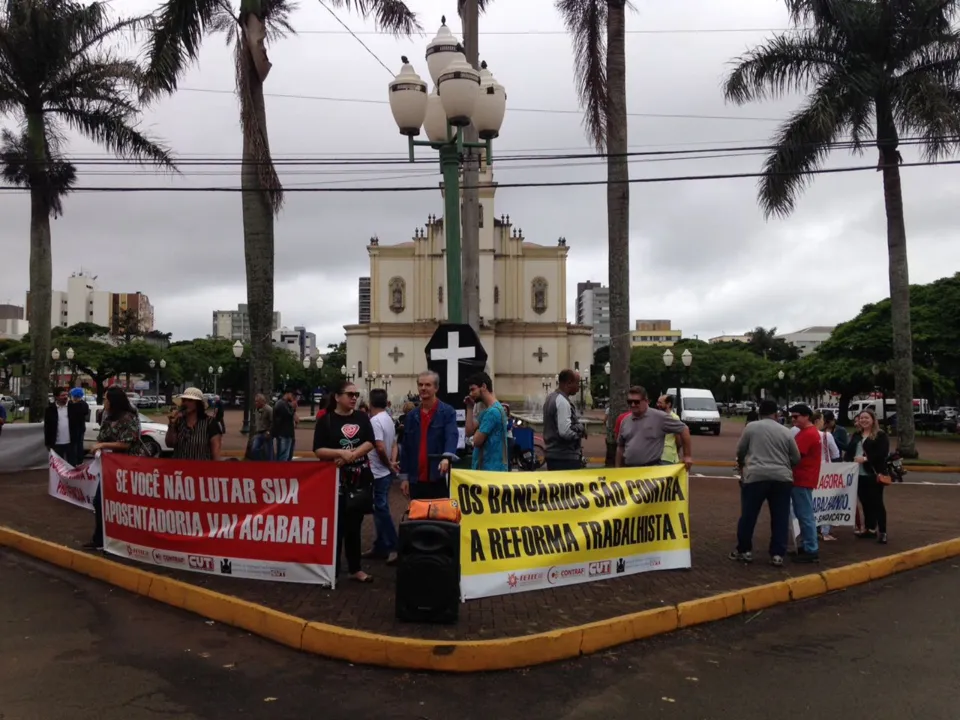 Até uma réplica de caixão funerário foi usada em Apucarana para manifestar contrariedade em relação à Reforma da Previdência Foto: TNONLINE​\