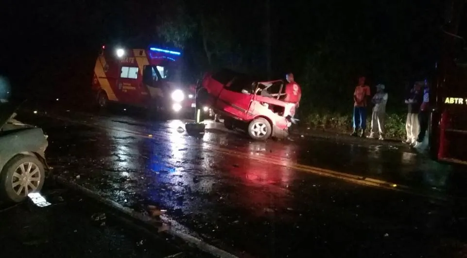 Dois motoristas morreram e criança e mulher ficaram feridas em acidente na PR-445Foto: Valdir Bezerra, da Rede Massa​