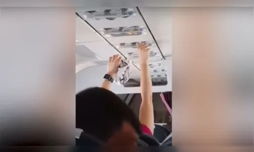 
							Vídeo mostra passageira secando a calcinha no ar-condicionado do avião
						
						